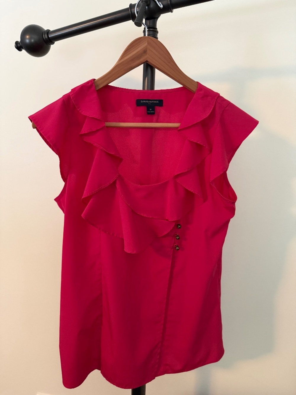 Banana Republic Fuchsia Pink Ruffled V-Neck Sleeveless Blouse Size M